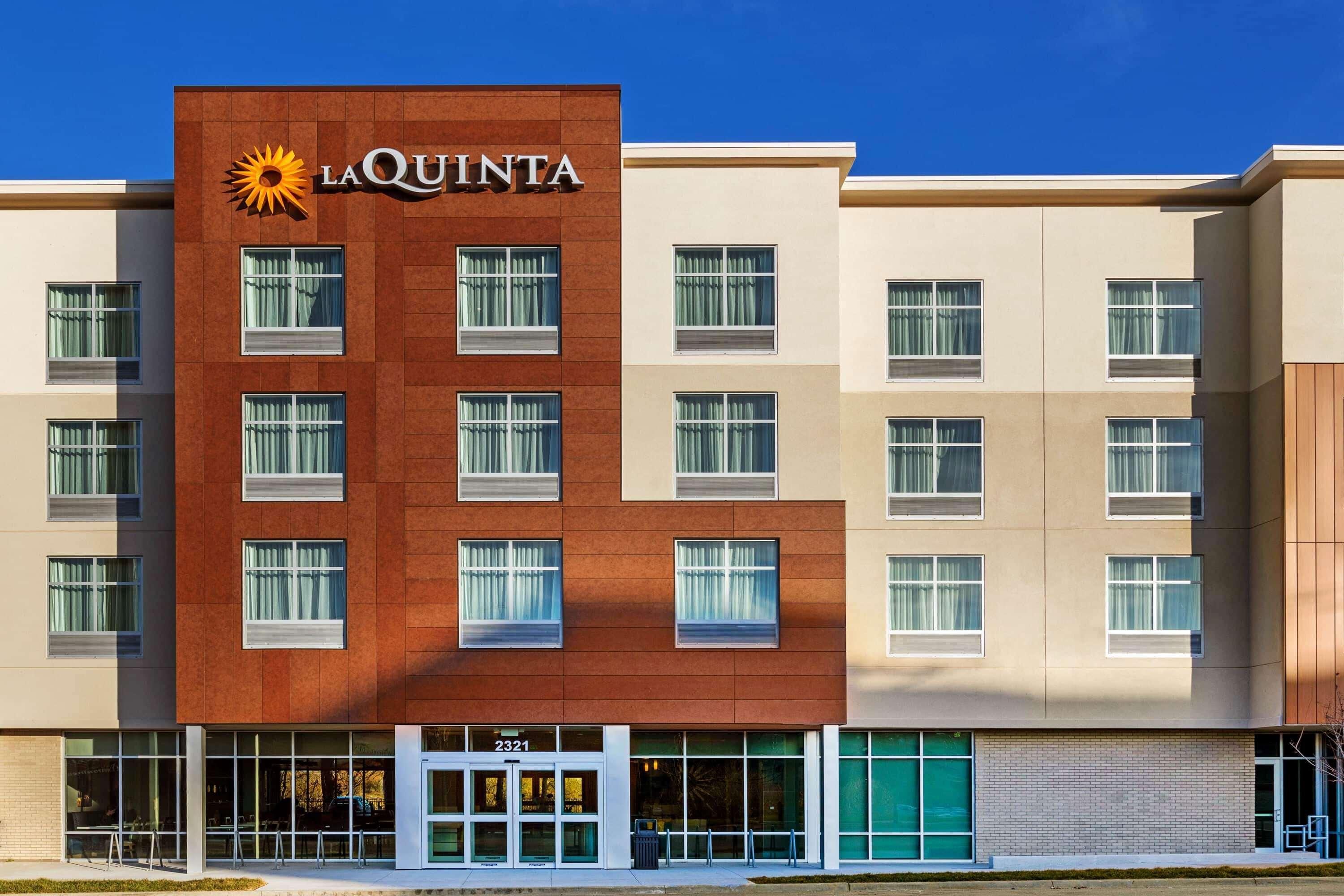 La Quinta Inn & Suites By Wyndham Kansas City Beacon Hill Екстер'єр фото