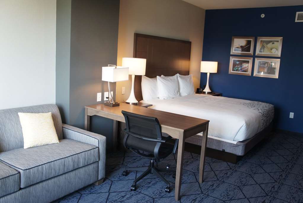 La Quinta Inn & Suites By Wyndham Kansas City Beacon Hill Номер фото