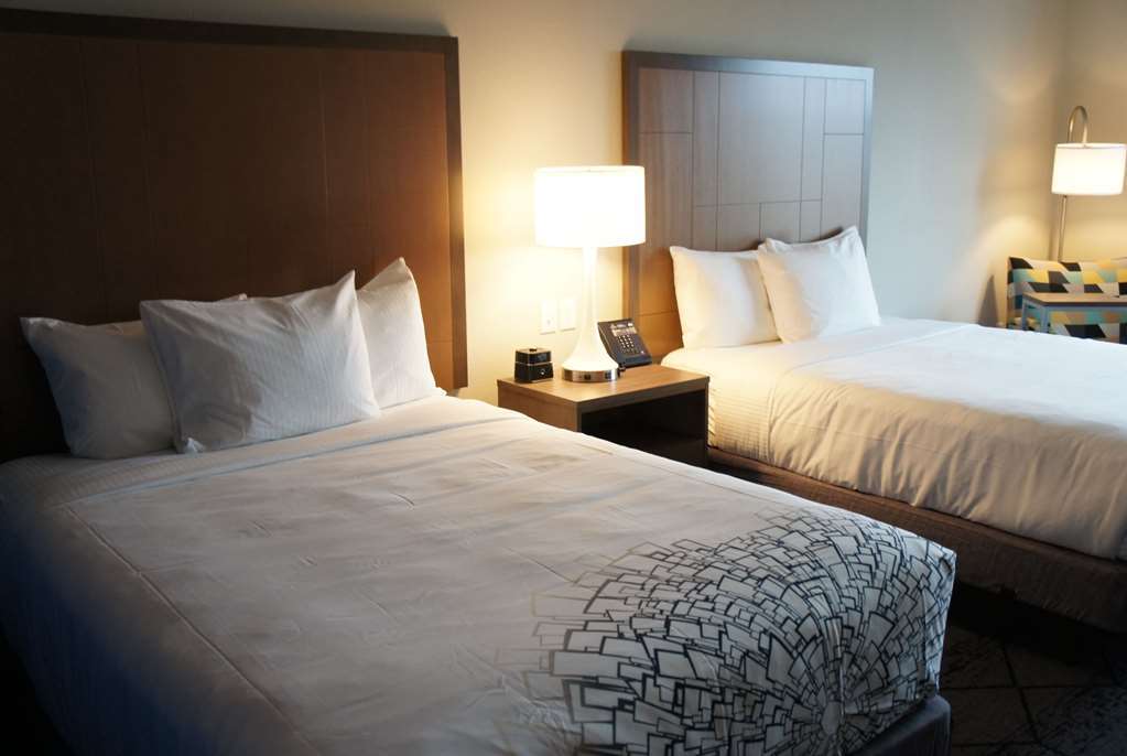 La Quinta Inn & Suites By Wyndham Kansas City Beacon Hill Номер фото